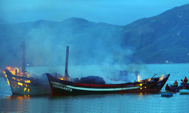 Hỏa hoạn thiêu rụi 3 tàu cá ở Bình Định, thiệt hại khoảng 30 tỷ đồng ảnh 1