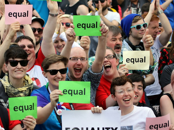 Ireland là nước Thiên chúa giáo đầu tiên ủng hộ hôn nhân đồng giới ảnh 1