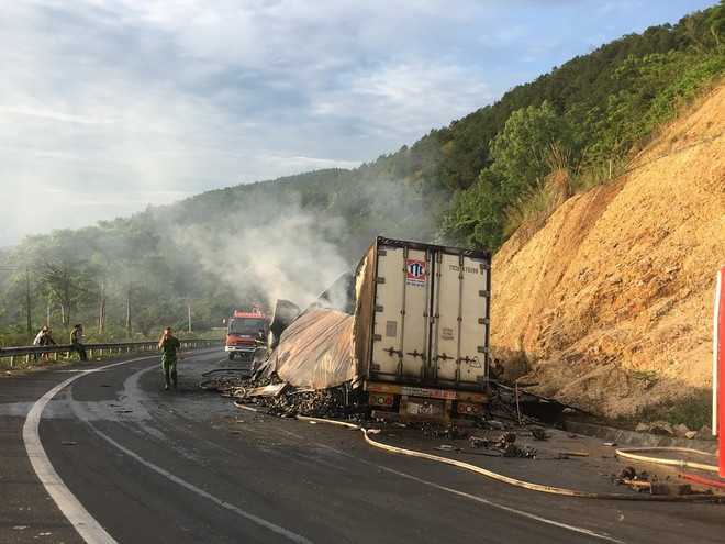 Gia Lai: Xe đầu kéo đâm nhau trên đèo khiến ba người chết cháy ảnh 3