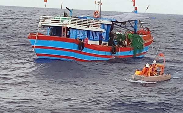 Đưa thuyền viên bị bệnh nguy kịch ở vùng biển Hoàng Sa vào đất liền ảnh 1