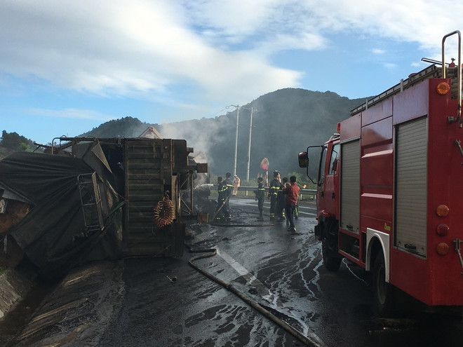 Gia Lai: Xe đầu kéo đâm nhau trên đèo khiến ba người chết cháy ảnh 1