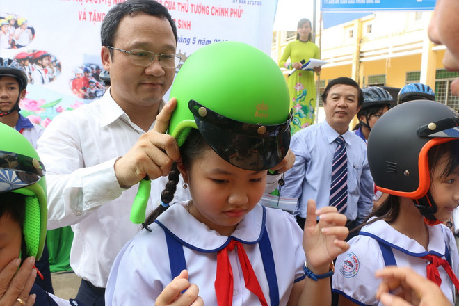 Ủy ban An toàn giao thông phát động và tặng mũ bảo hiểm cho trẻ em ảnh 1