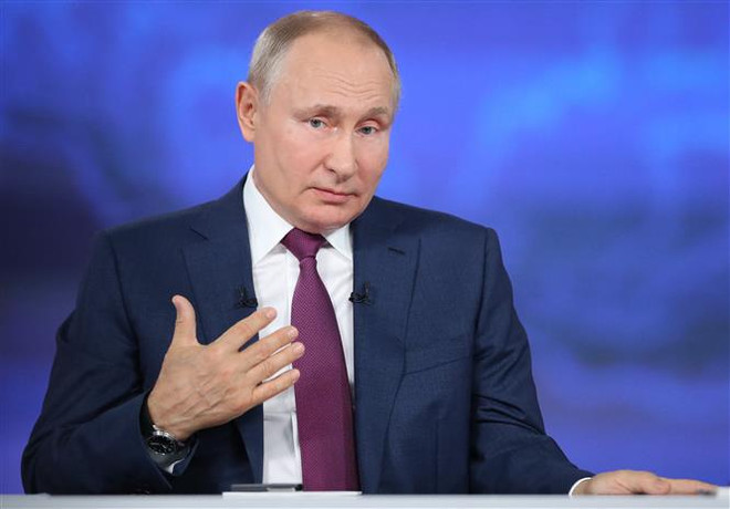Tổng thống Putin trong chương trình trực tiếp “Đường dây nóng với Tổng thống Vladimir Putin” ngày 30/6/2021. (Ảnh: AFP/TTXVN) Tổng thống Nga kêu gọi đẩy nhanh giải quyết các thách thức trong nước ảnh 1