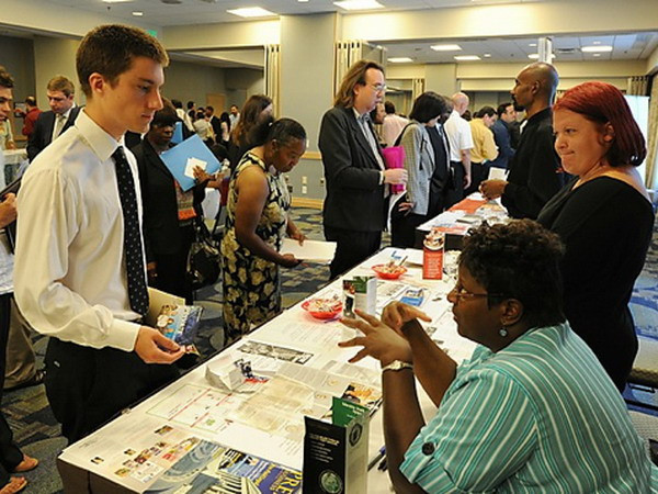 Số người Mỹ xin trợ cấp thất nghiệp lần đầu tăng lên 302.000 ảnh 1