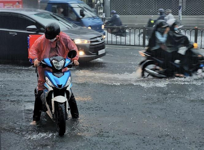 Thành phố Hồ Chí Minh: Mưa kéo dài, một số khu vực bị ngập nhẹ ảnh 2
