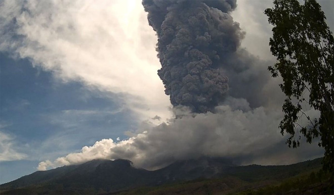 Tro bụi phun lên từ núi lửa Lewotobi Laki-Laki ở Đông Nusa Tenggara (Indonesia), ngày 8/11/2024. (Ảnh: THX/TTXVN) indonesia_nui lua phun trao.jpg