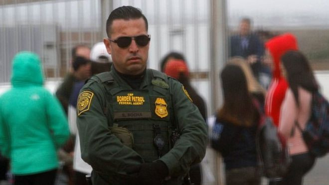 Một nhân viên lực lượng bảo vệ biên giới Mỹ. (Nguồn: Reuters) Chính quyền Trump hoãn việc ban hành sắc lệnh nhập cư mới ảnh 1
