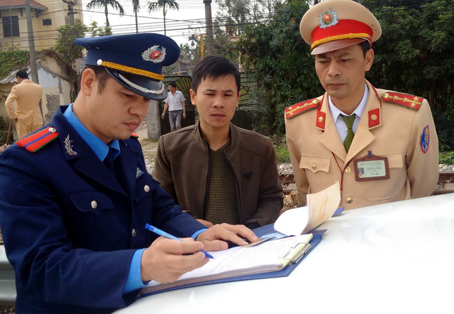 Xử phạt nhiều phương tiện dừng, đỗ không đúng quy định trên Quốc lộ 5 ảnh 1