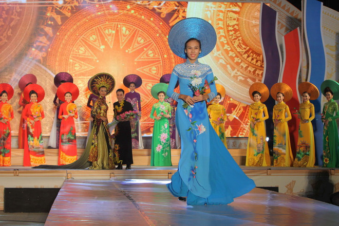 Phố đi bộ Nguyễn Huệ bừng sáng với Lễ hội "Duyên dáng áo dài" ảnh 1