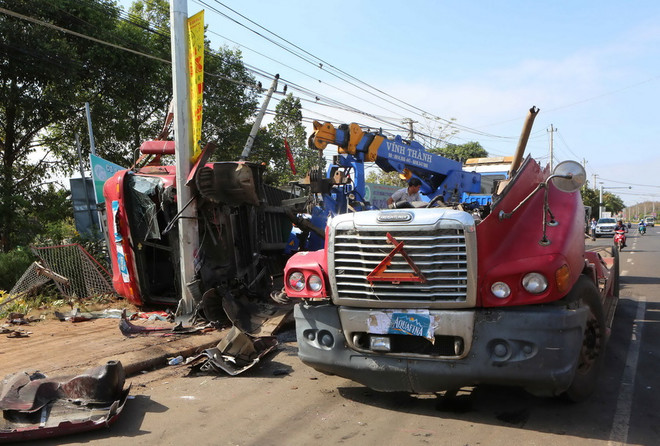 Đắk Lắk: Xe container lật nhào, tài xế và phụ xe bị thương ảnh 1