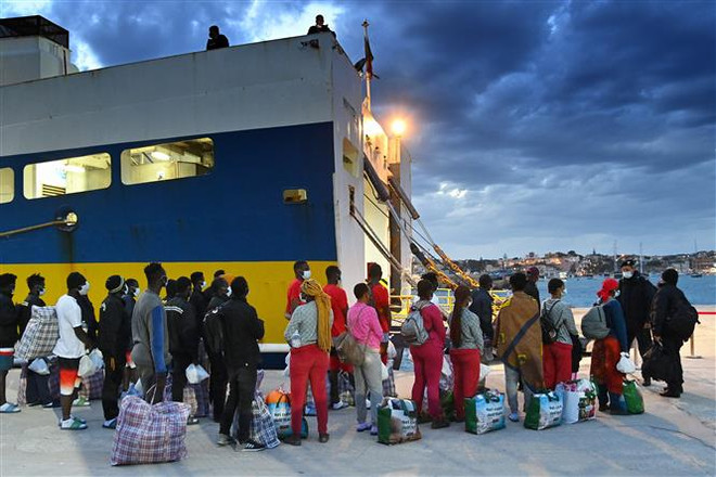 Hàng chục người chết và mất tích do đắm thuyền ngoài khơi Tunisia ảnh 1