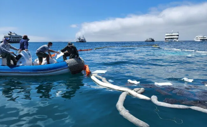 Chìm tàu chở dầu diesel ngoài khơi quần đảo Galapagos của Ecuador ảnh 1