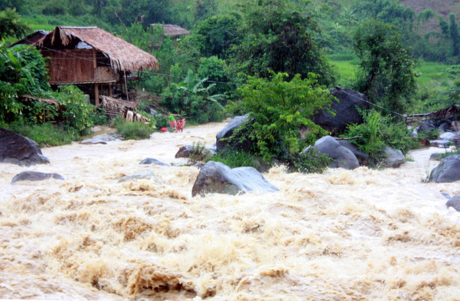 Trung bộ mưa dông, lũ trên các sông đang đạt đỉnh và xuống dần ảnh 1