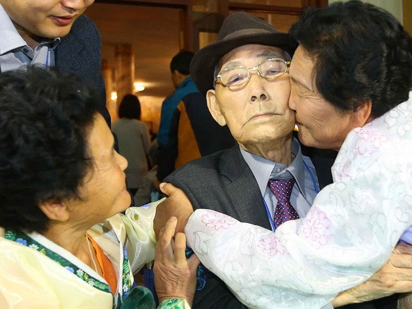 Xúc động cuộc gặp của các gia đình ly tán ở hai miền Triều Tiên ảnh 1