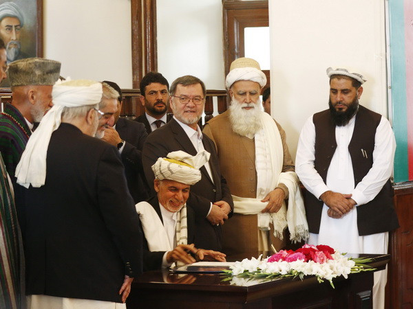 Afghanistan chính thức ký thỏa thuận hòa bình với thủ lĩnh phiến quân ảnh 1