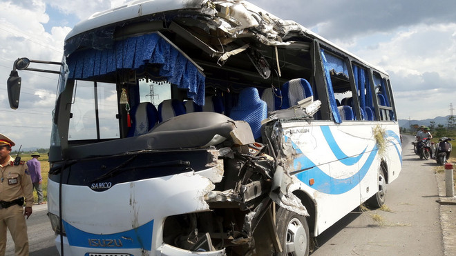 Nghệ An: Xe khách lao xuống ruộng, 10 người bị thương ảnh 1