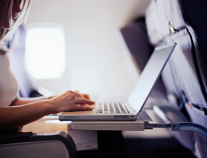 Mỹ bãi bỏ lệnh cấm đồ điện tử trên các hãng hàng không từ Trung Đông ảnh 1
