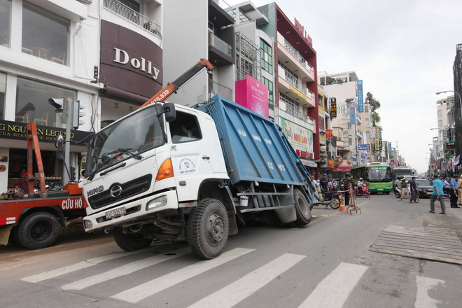TP.HCM: Xe chở rác sập “hố tử thần” ngay giữa khu trung tâm ảnh 1