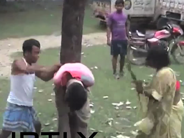 [Video] Ấn Độ: Kẻ tình nghi hiếp dâm bị xử đánh bằng chổi ảnh 1