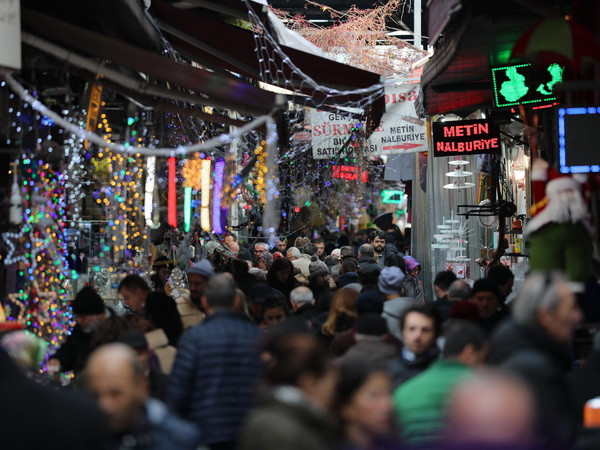 Người dân mua sắm tại một khu chợ ở Istanbul, Thổ Nhĩ Kỳ ngày 8/12. (Nguồn: EPA/TTXVN) EU xem xét điều chỉnh Liên minh Hải quan với Thổ Nhĩ Kỳ ảnh 1