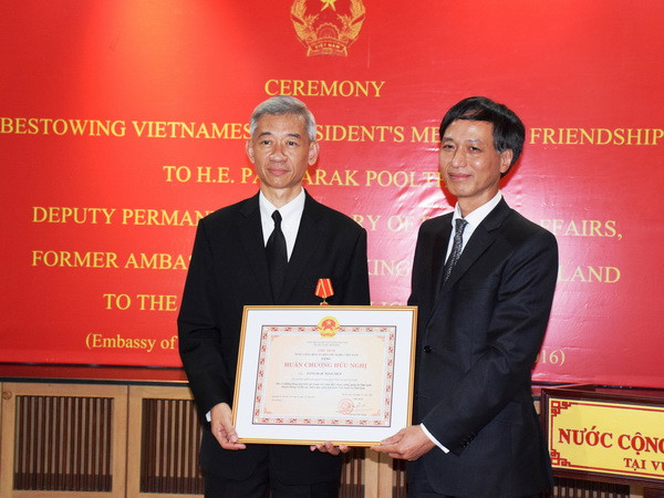 Đại sứ Việt Nam tại Thái Lan Nguyễn Tất Thành đã trao tặng Huân chương Hữu nghị cho ông Panyarak Poolthup, nguyên Đại sứ Vương quốc Thái Lan tại Việt Nam. (Ảnh: Sơn Nam/Vietnam+) Trao tặng Huân chương Hữu nghị cho nguyên Đại sứ Thái Lan tại Việt Nam ảnh 1
