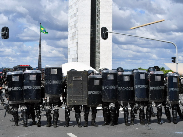 Quyết định huy động quân đội của Tổng thống Brazil bị chỉ trích ảnh 1