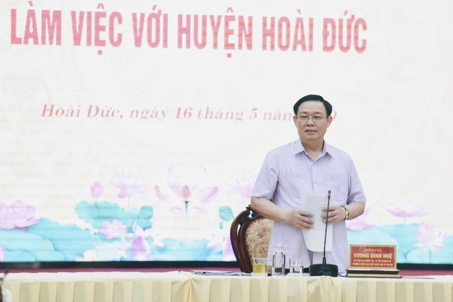 Bí thư Thành ủy Hà Nội Vương Đình Huệ chủ trì buổi làm việc với Ban Thường vụ Huyện ủy Hoài Đức. (Ảnh: Văn Điệp/TTXVN) Hà Nội tập trung nguồn lực sớm đưa huyện Hoài Đức thành quận ảnh 1