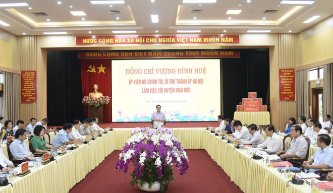 Bí thư Thành ủy Hà Nội Vương Đình Huệ chủ trì buổi làm việc với Ban Thường vụ Huyện ủy Hoài Đức. (Ảnh: Văn Điệp/TTXVN) Hà Nội tập trung nguồn lực sớm đưa huyện Hoài Đức thành quận ảnh 2