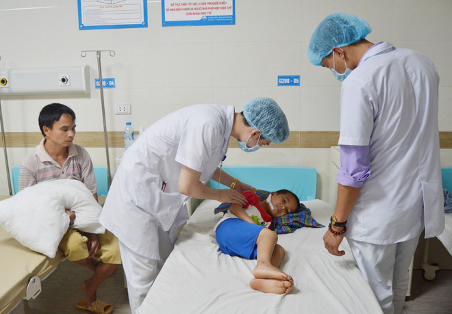 Tai nạn do súng tự chế, cháu bé 6 tuổi bị bi sắt găm vào xương hàm ảnh 1