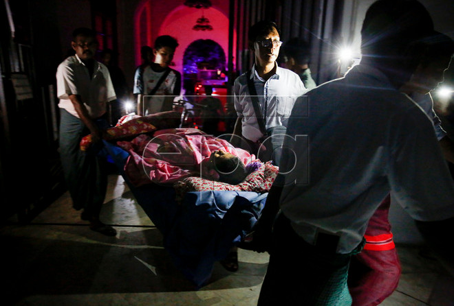 Myanmar: Cháy bệnh viện tại Yangon, sơ tán nhiều bệnh nhân bằng cáng ảnh 1