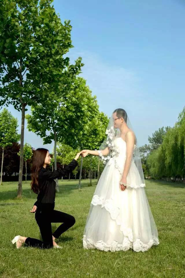 [Photo] Lạ đời nam sinh viên mặc váy cưới để tốt nghiệp đại học ảnh 3