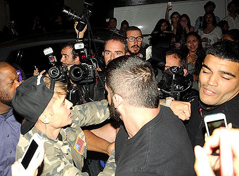 Justin Bieber đấm một tay săn ảnh sau bữa tối với người đẹp ở Paris ảnh 1