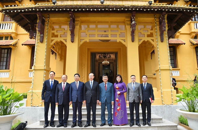 Thứ trưởng Thường trực Bộ Ngoại giao Nguyễn Minh Vũ với Phó Chủ nhiệm Ủy ban Đối ngoại Nhân đại Trung Quốc Phó Tự Ứng và các đại biểu. (Ảnh: TTXVN phát) vna_potal_thu_truong_thuong_truc_bo_ngoai_giao_nguyen_minh_vu_tiep_pho_chu_nhiem_uy_ban_doi_ngoai_nhan_dai_toan_quoc_trung_quoc_7435590.jpg