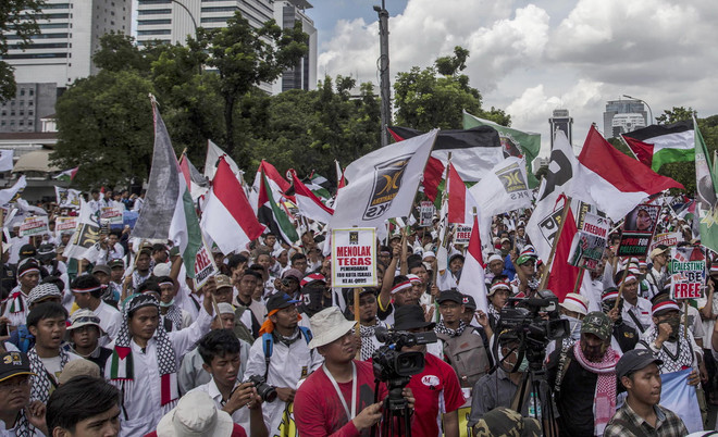 Người dân Indonesia tham gia biểu tình ủng hộ người dân Palestine tại Jakarta ngày 10/12. (Nguồn: AFP/TTXVN) Biểu tình lớn ở Indonesia phản đối quyết định của Mỹ về Jerusalem ảnh 1