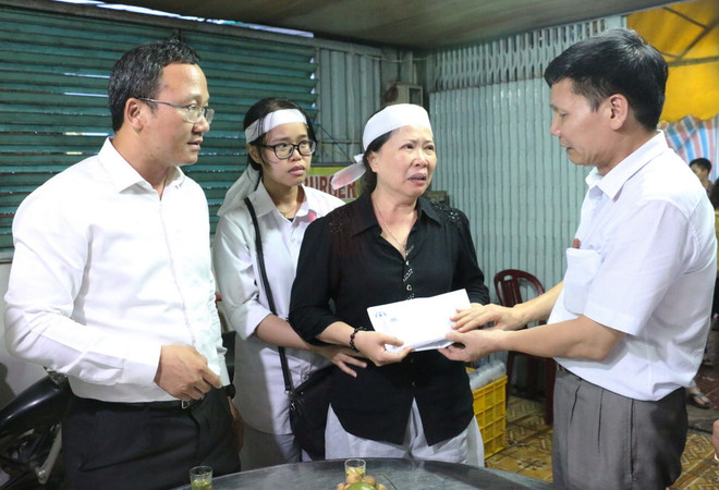 Thăm hỏi gia đình cán bộ tử nạn trong vụ lật cano trên sông Hậu ảnh 2