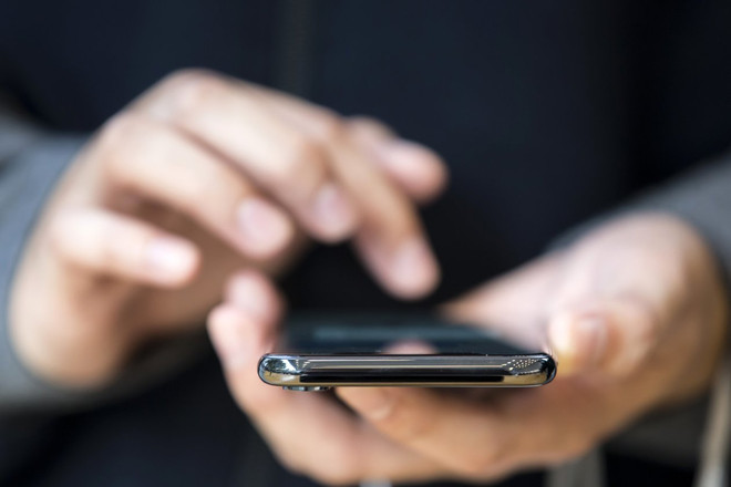 Apple chưa thể "chia tay" màn hình LCD trên các mẫu iPhone ảnh 1