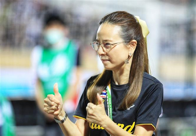 Trưởng đoàn bóng đá Thái Lan "Madam Pang." (Ảnh: Tuấn Anh/TTXVN) "Madam Pang" gọi cuộc đối đầu tuyển Việt Nam là “chung kết trong mơ" ảnh 1