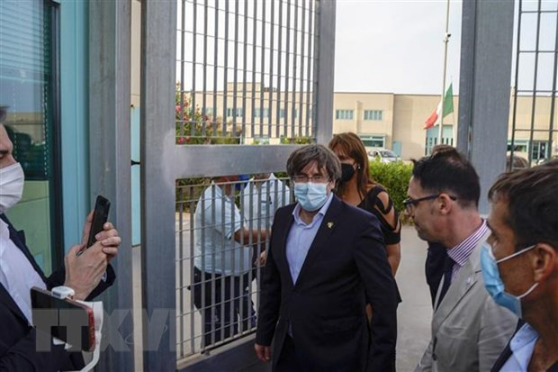 Cựu thủ hiến vùng Catalonia ông Carles Puigdemont (giữa) được trả tự do tại Sassari, đảo Sardinia (Italy), ngày 24/9/2021. (Ảnh: AFP/TTXVN)) Tòa TBN hủy tội danh xúi giục nổi loạn với cựu Thủ hiến vùng Catalonia ảnh 1