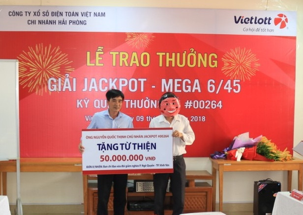 Anh Nguyễn Quốc Thịnh trao quà sau khi nhận giải Jackpot. (Ảnh: Vietlott) Vị khách trúng giải Vietlott trị giá 47 tỷ đồng công khai họ tên ảnh 1