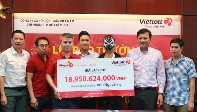 Anh Nguyễn Q. nhận giải Jackpot trị giá gần 19 tỷ đồng. (Ảnh: Vietlott) Một tài xế Grab lĩnh thưởng giải Jackpot trị giá gần 19 tỷ đồng ảnh 1