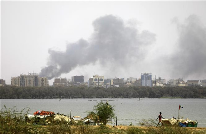 Khói bốc lên sau giao tranh giữa quân đội Sudan và lực lượng bán quân sự RSF ở thủ đô Khartoum, ngày 15/4/2023. (Ảnh: THX/TTXVN) LHQ nhấn mạnh vai trò của Ai Cập trong duy trì an ninh khu vực ảnh 1