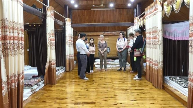 Đoàn công tác của Hội đồng tỉnh Val-de-Marne (Cộng hòa Pháp) thăm các hộ dân làm du lịch cộng đồng ở thị xã Nghĩa Lộ (tỉnh Yên Bái). (Ảnh: Đức Tưởng/TTXVN) Đoàn Val-de-Marne trải nghiệm văn hóa dân tộc Thái ở Yên Bái ảnh 3