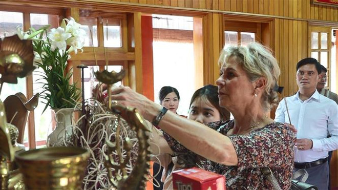 Đoàn công tác của Hội đồng tỉnh Val-de-Marne dâng hương tại Khu tưởng niệm Chủ tịch Hồ Chí Minh tại thị xã Nghĩa Lộ (tỉnh Yên Bái). (Ảnh: Đức Tưởng/TTXVN) Đoàn Val-de-Marne trải nghiệm văn hóa dân tộc Thái ở Yên Bái ảnh 1