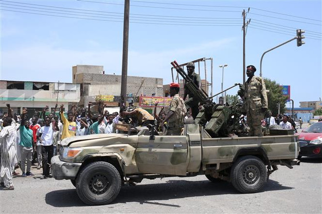 Binh sỹ quân đội Sudan tại thành phố Port Sudan, thủ phủ bang Biển Đỏ ngày 16/4/2023. (Ảnh: AFP/TTXVN) Liên đoàn Arab họp khẩn, kêu gọi ngừng bắn lập tức ở Sudan ảnh 1
