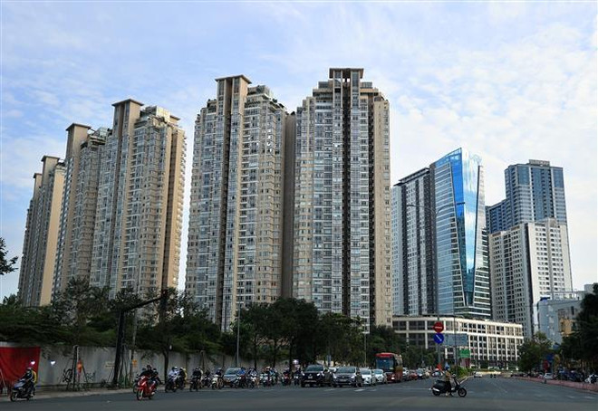 Khu chung cư trên đường Nguyễn Hữu Cảnh, quận Bình Thạnh (Thành phố Hồ Chí Minh). (Ảnh: Hồng Đạt/TTXVN) HoREA kiến nghị nới “chuẩn” tín dụng trong tình thế “bất thường” ảnh 1