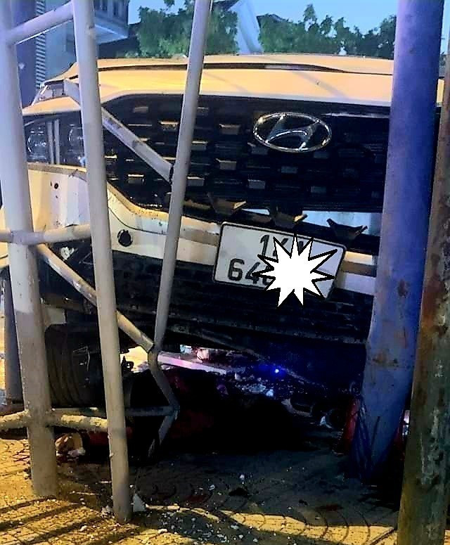 Quảng Ninh: Xe ôtô gây tai nạn liên hoàn khiến 5 người thương vong ảnh 2