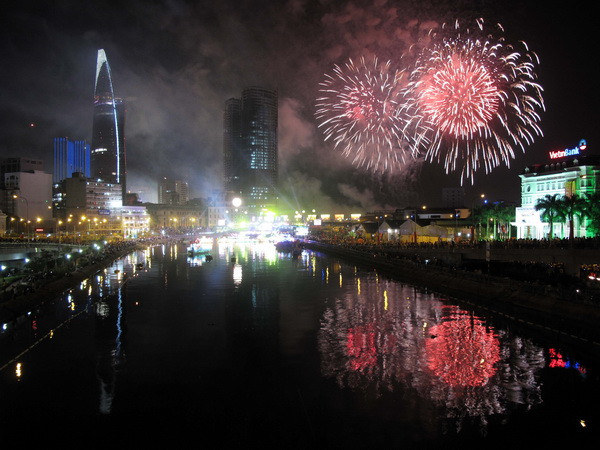 TPHCM sẽ tổ chức bắn pháo hoa tầm cao kỷ niệm 30/4 ảnh 1