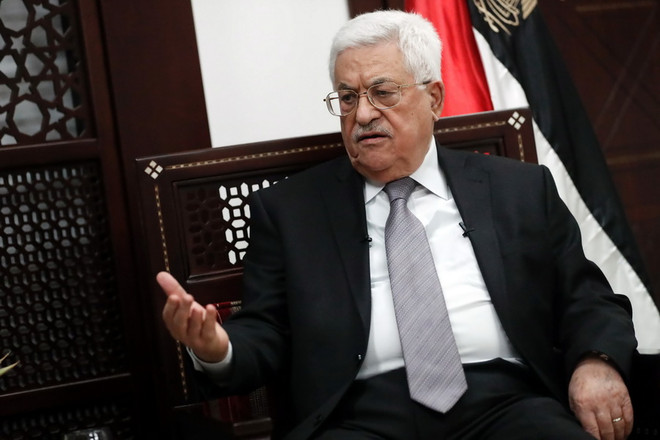 Tổng thống Palestine Mahmoud Abbas trả lời báo giới tại thành phố Ramallah, Bờ Tây ngày 11/4. (Nguồn: AFP/TTXVN) Tổng thống Palestine Abbas được bầu lại làm lãnh đạo Fatah ảnh 1