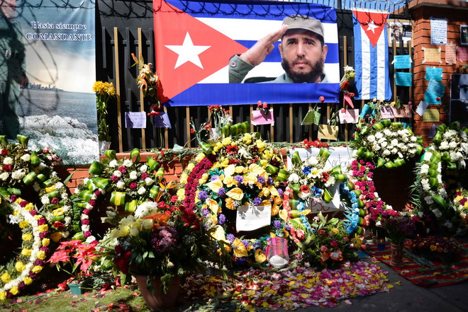 Người dân đặt hoa bên ngoài Đại sứ quán Cuba ở Guatemala để bày tỏ lòng thương tiếc Lãnh tụ Cuba Fidel Castro tại Guatemala City, Guatemala ngày 28/11. (Nguồn: AFP/TTXVN) Mỹ không cử phái đoàn chính thức tới tang lễ Lãnh tụ Cuba ảnh 1