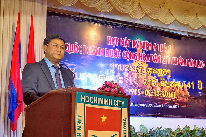 Ông Huỳnh Cách Mạng, Phó Chủ tịch UBND Thành phố Hồ Chí Minh, Chủ tịch Hội hữu nghị Việt Nam-Lào tại Thành phố Hồ Chí Minh, phát biểu trong buổi họp mặt. (Ảnh: Thế Anh/TTXVN) Kỷ niệm 41 năm Quốc khánh Lào tại Thành phố Hồ Chí Minh ảnh 1